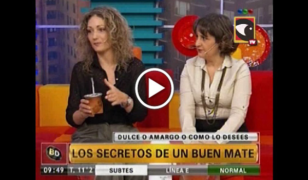 Karla Johan enseña cómo preparar un mate